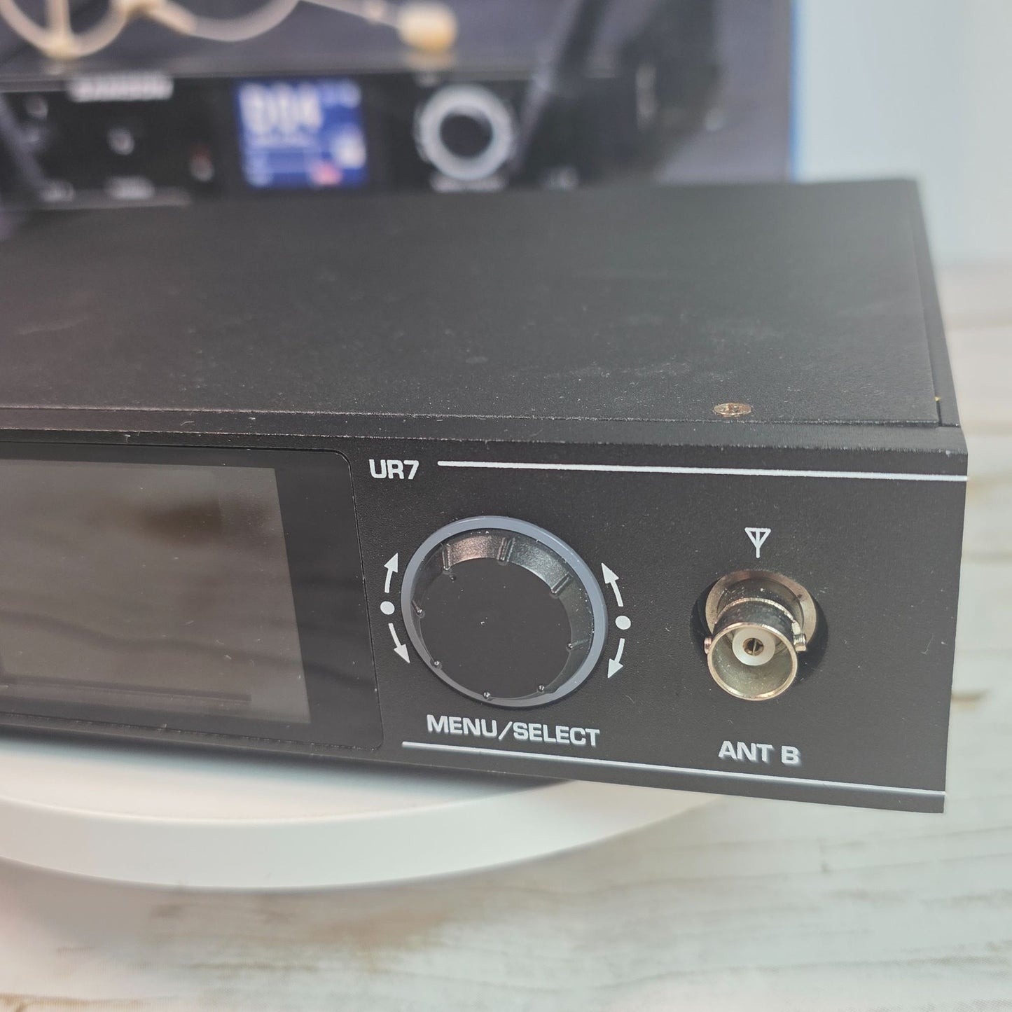 Samson Synth Seven UHF Wireless Earset System With SE10 Microphone & UB7 Beltpack Transmitter For Clear Professional Audio