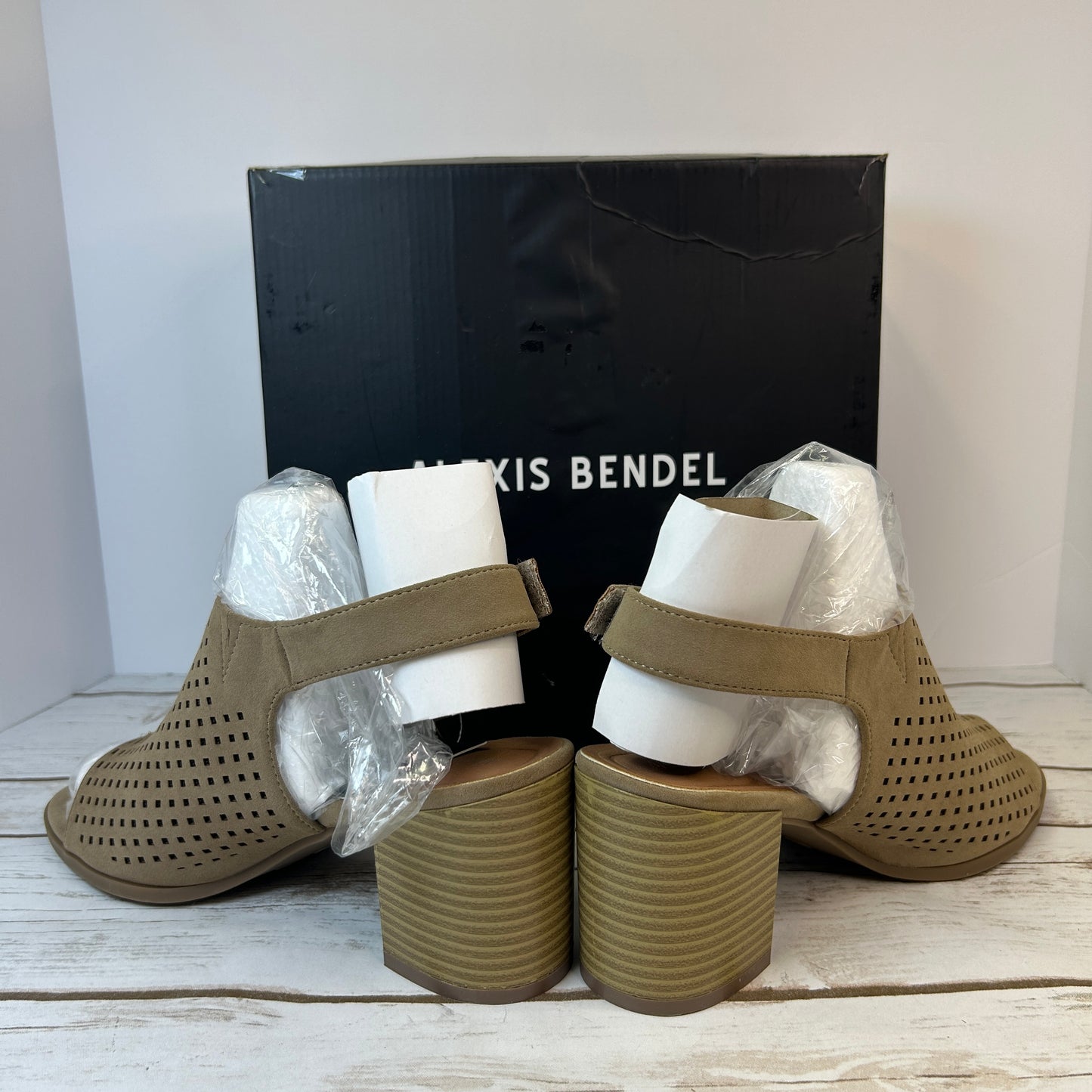 NIB New Women's Alexis Bendel Tan Open-Toe Sandal Size 9