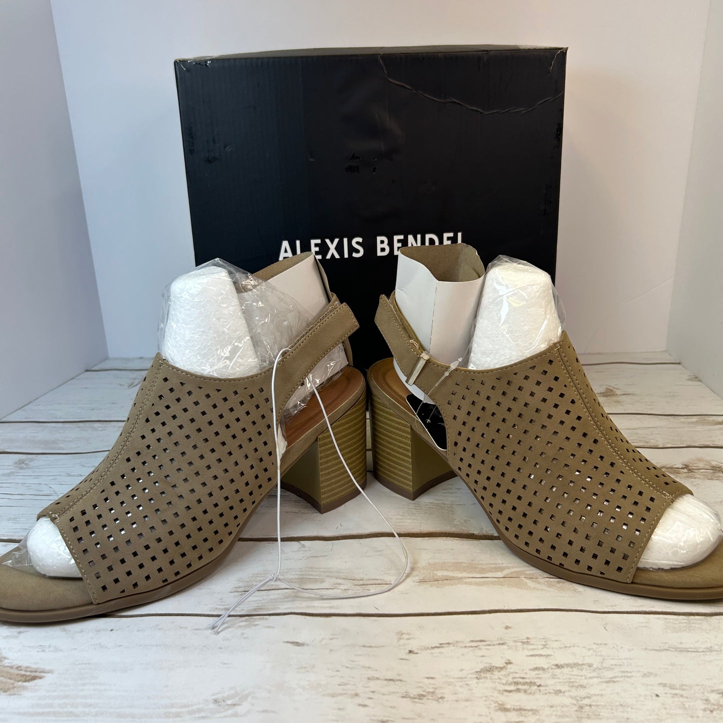 NIB New Women's Alexis Bendel Tan Open-Toe Sandal Size 9