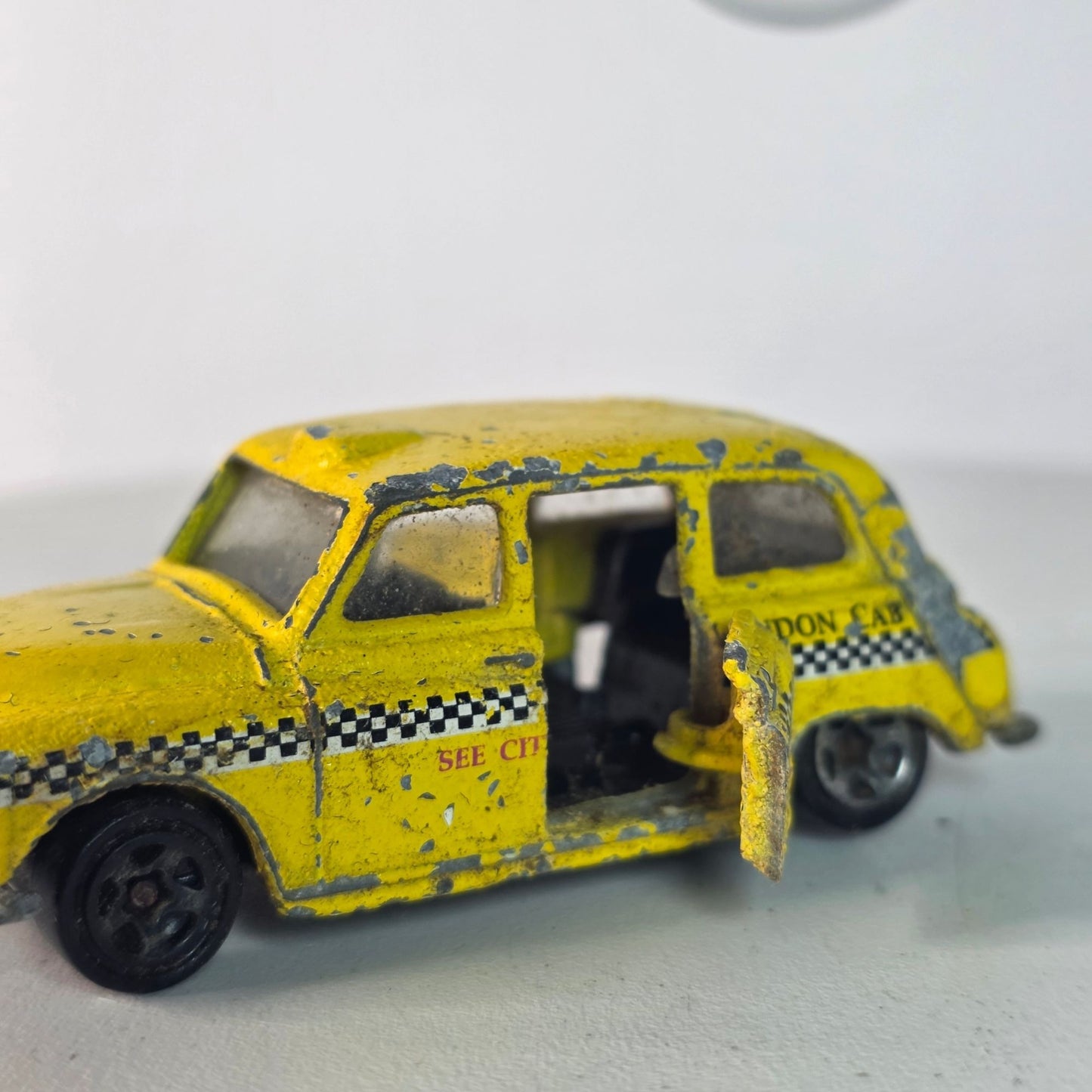 Vintage Hot Wheels London Taxi Yellow Black Checkers London Cab Co. #619 Diecast  I'll