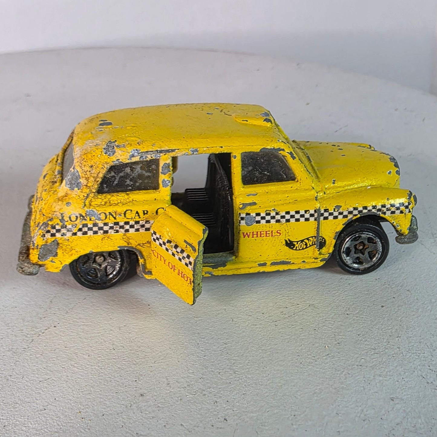 Vintage Hot Wheels London Taxi Yellow Black Checkers London Cab Co. #619 Diecast  I'll