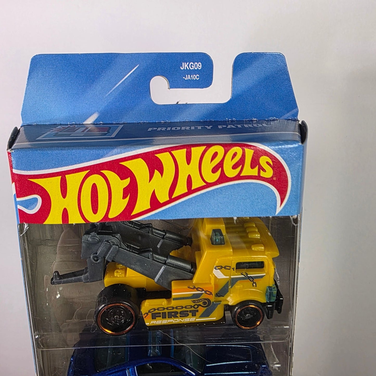Hot Wheels 2025 5-Pack Priority Patrol, Gift Pack, Police, Tow Truck,Fire Rescue