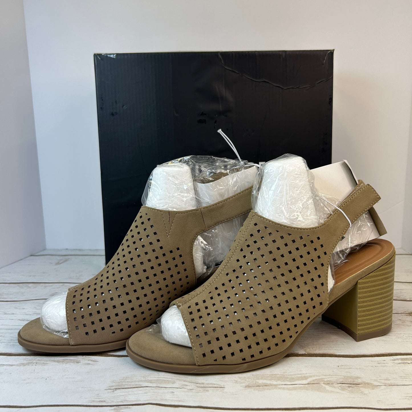 NIB New Women's Alexis Bendel Tan Open-Toe Sandal Size 9