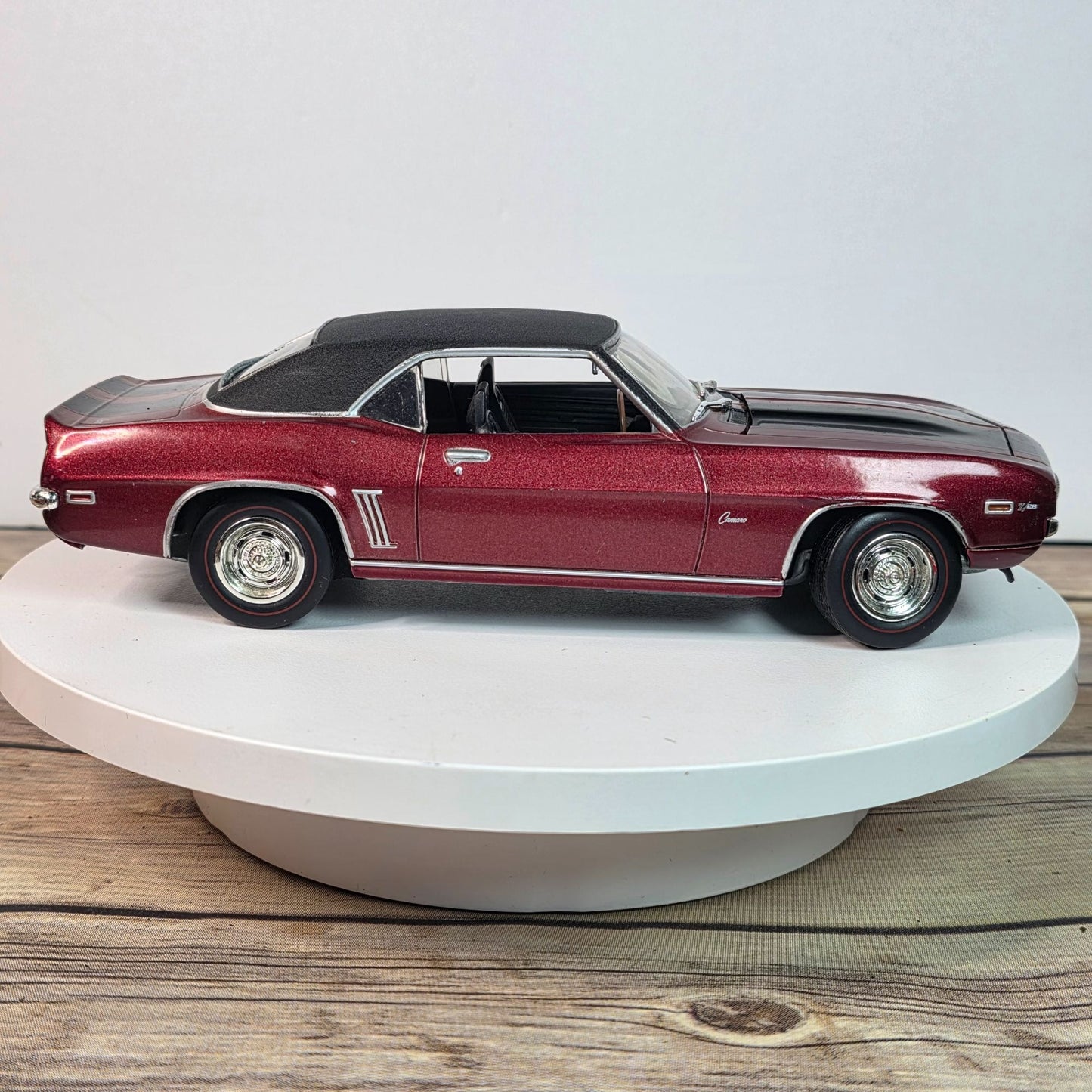 Johnny Lightning 1:24 Scale 1969 Chevrolet Camaro Z/28 Diecast Model Red & Black