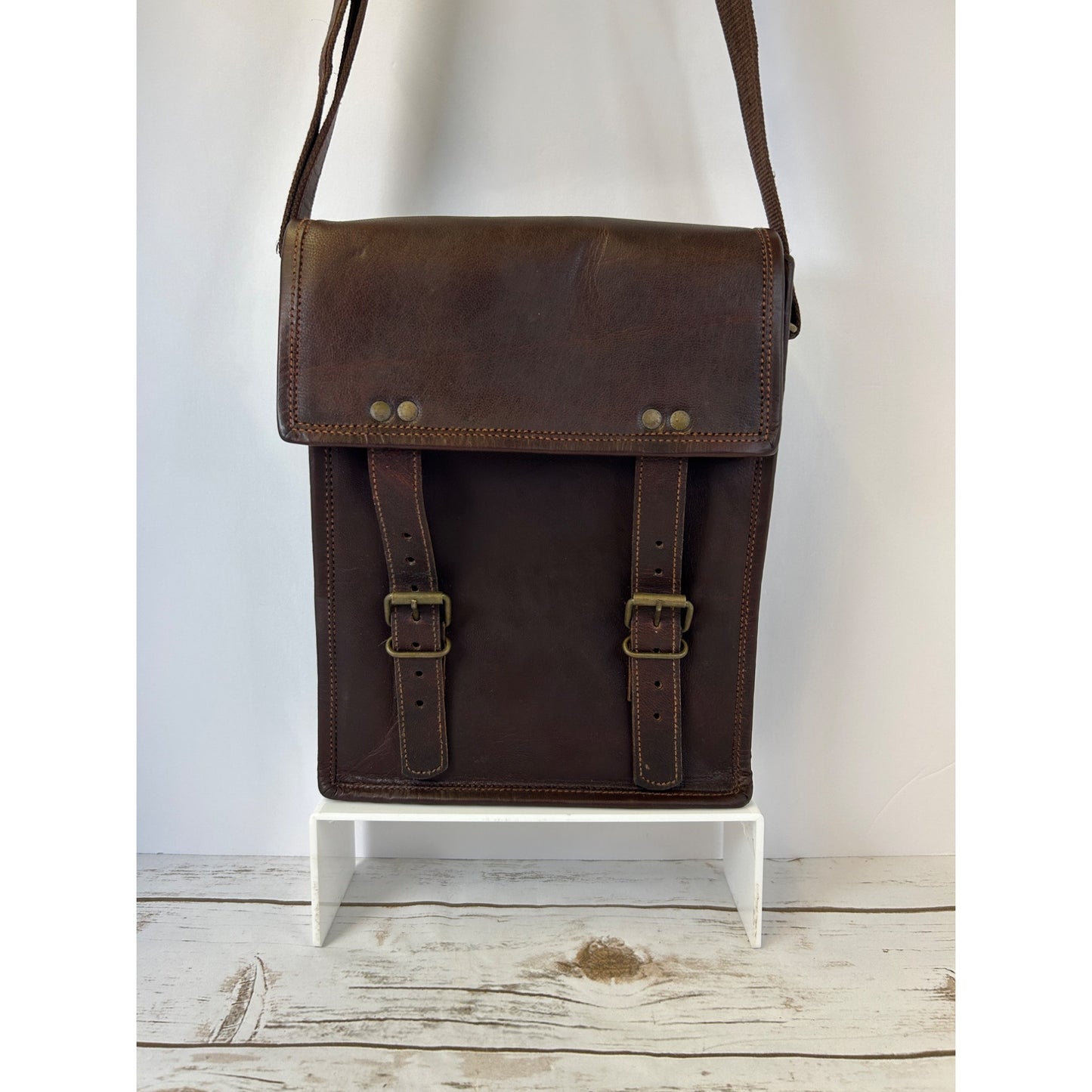 Vintage-Style Brown Leather Messenger Bag With Adjustable Strap & Buckle Closures