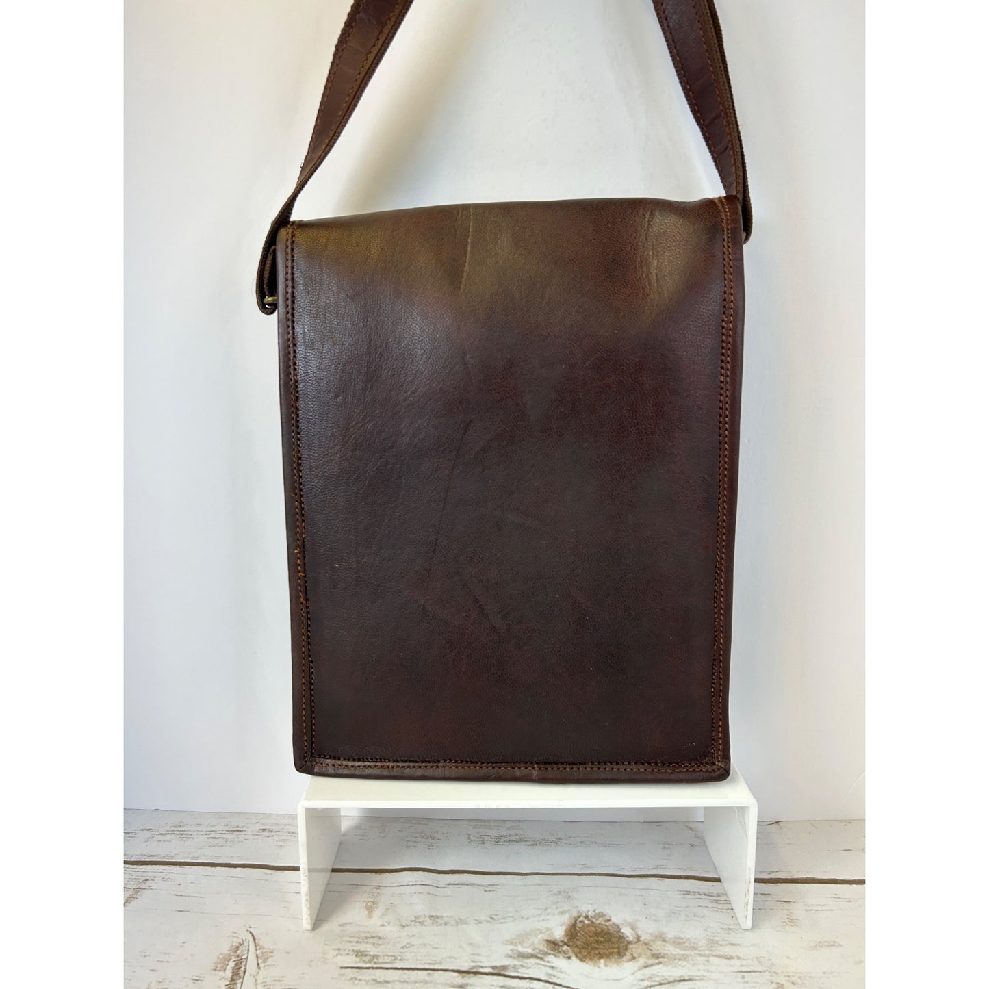Vintage-Style Brown Leather Messenger Bag With Adjustable Strap & Buckle Closures