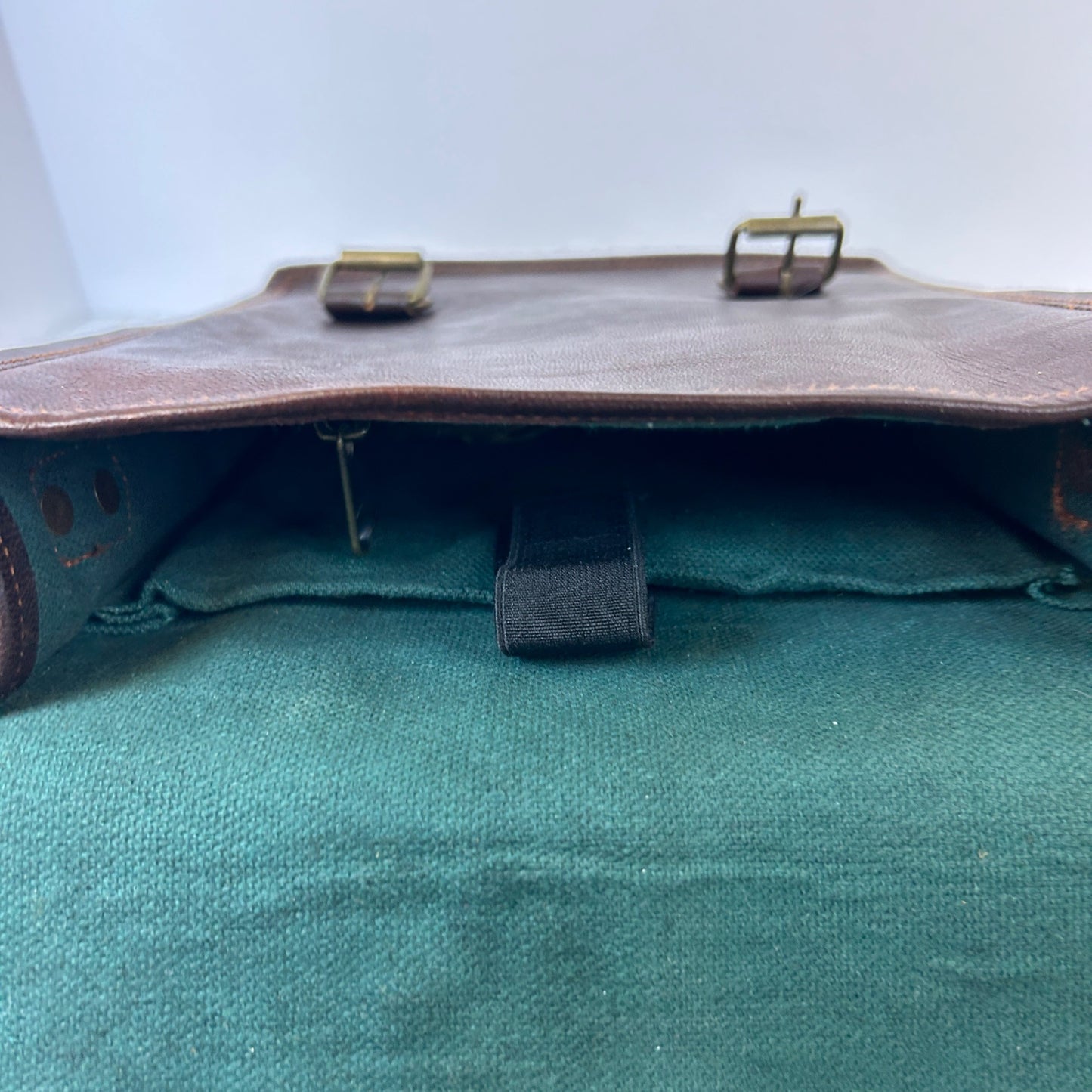 Vintage-Style Brown Leather Messenger Bag With Adjustable Strap & Buckle Closures