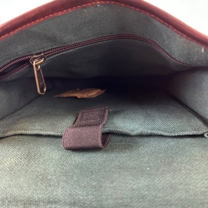 Vintage-Style Brown Leather Messenger Bag With Adjustable Strap & Buckle Closures