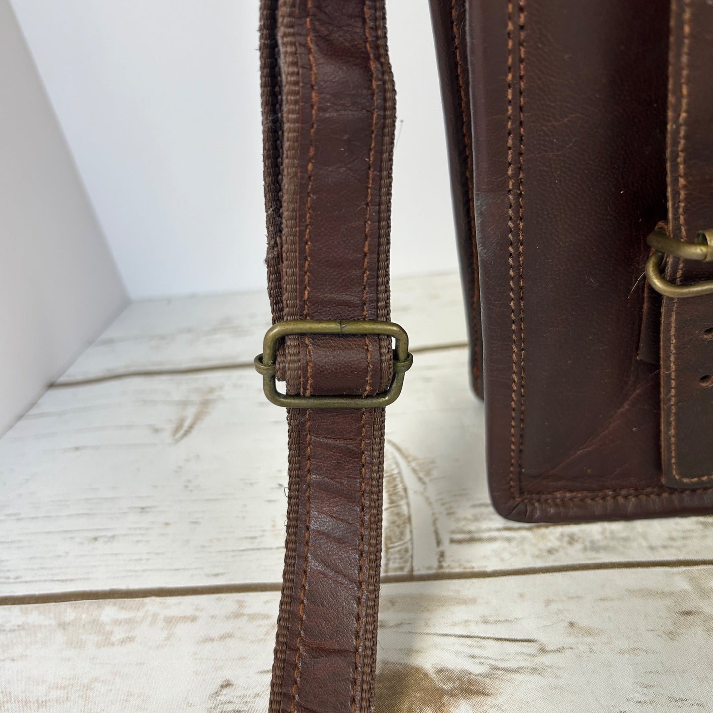 Vintage-Style Brown Leather Messenger Bag With Adjustable Strap & Buckle Closures