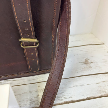 Vintage-Style Brown Leather Messenger Bag With Adjustable Strap & Buckle Closures