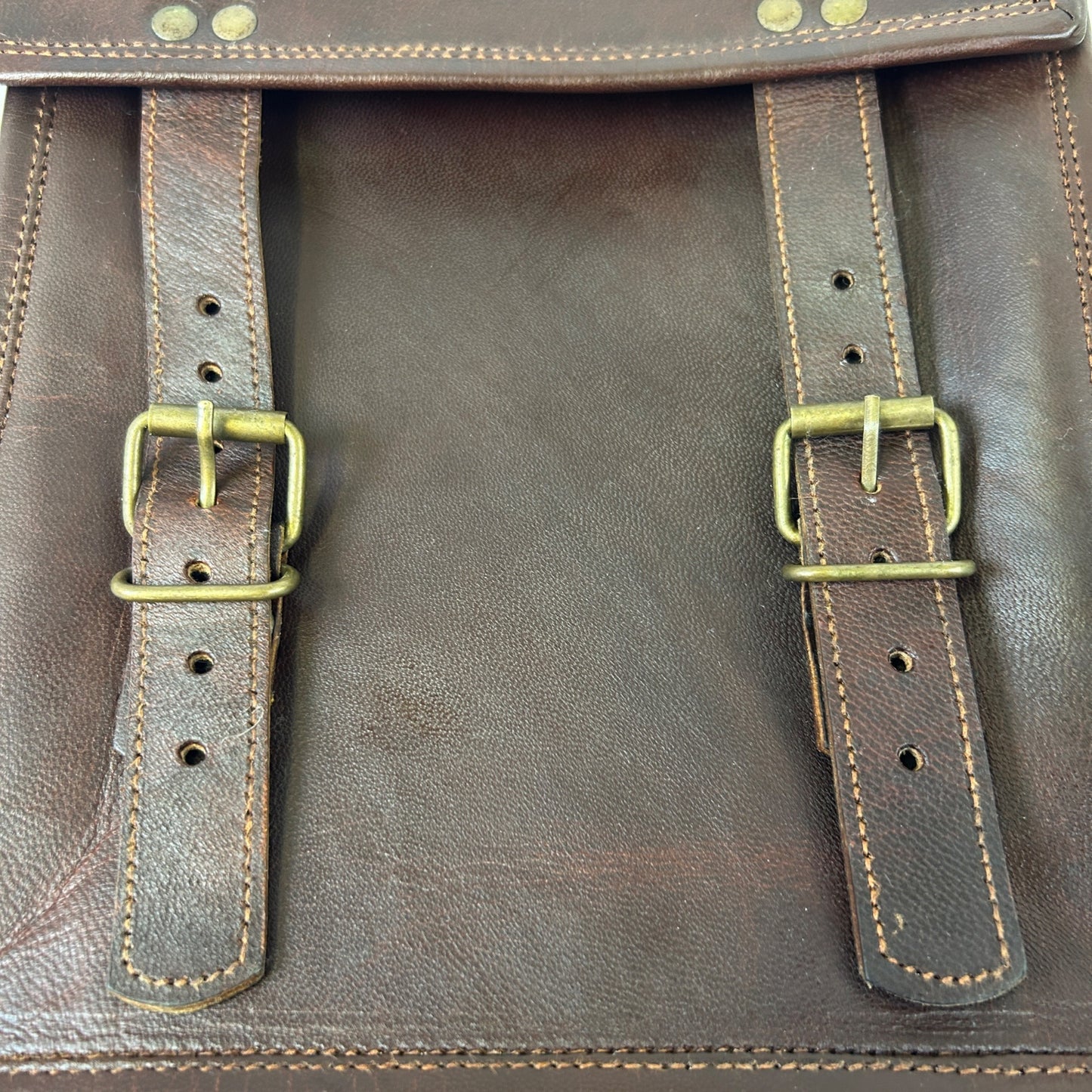 Vintage-Style Brown Leather Messenger Bag With Adjustable Strap & Buckle Closures