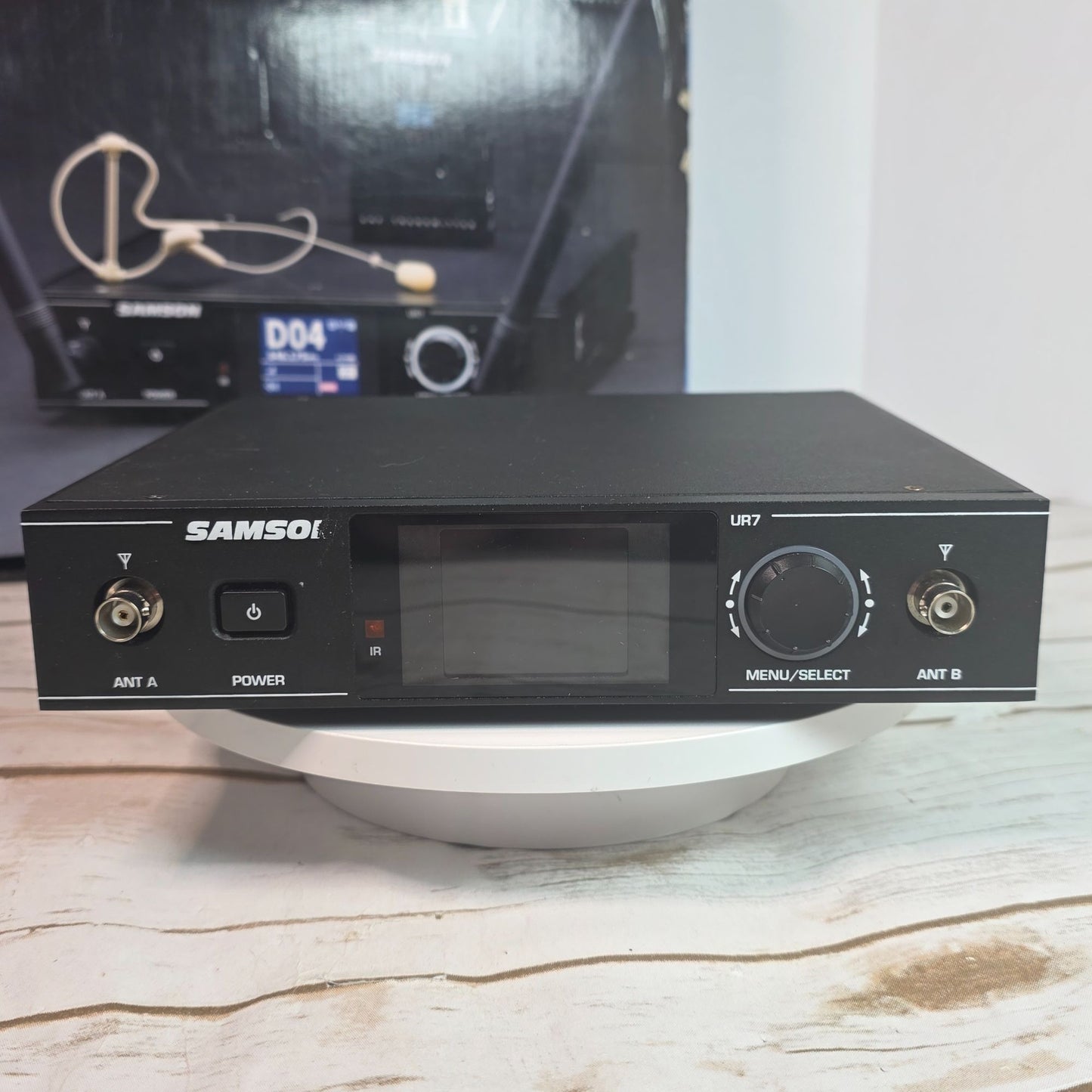 Samson Synth Seven UHF Wireless Earset System With SE10 Microphone & UB7 Beltpack Transmitter For Clear Professional Audio