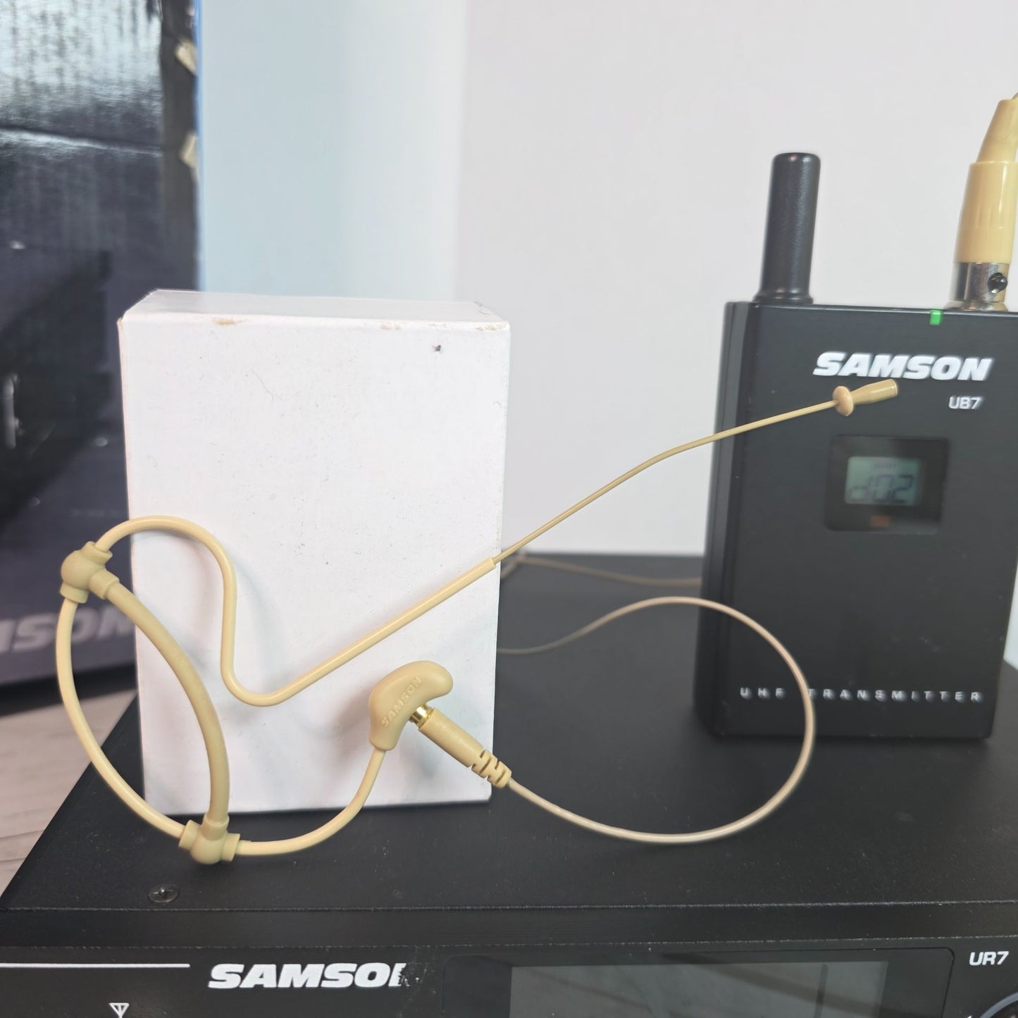 Samson Synth Seven UHF Wireless Earset System With SE10 Microphone & UB7 Beltpack Transmitter For Clear Professional Audio