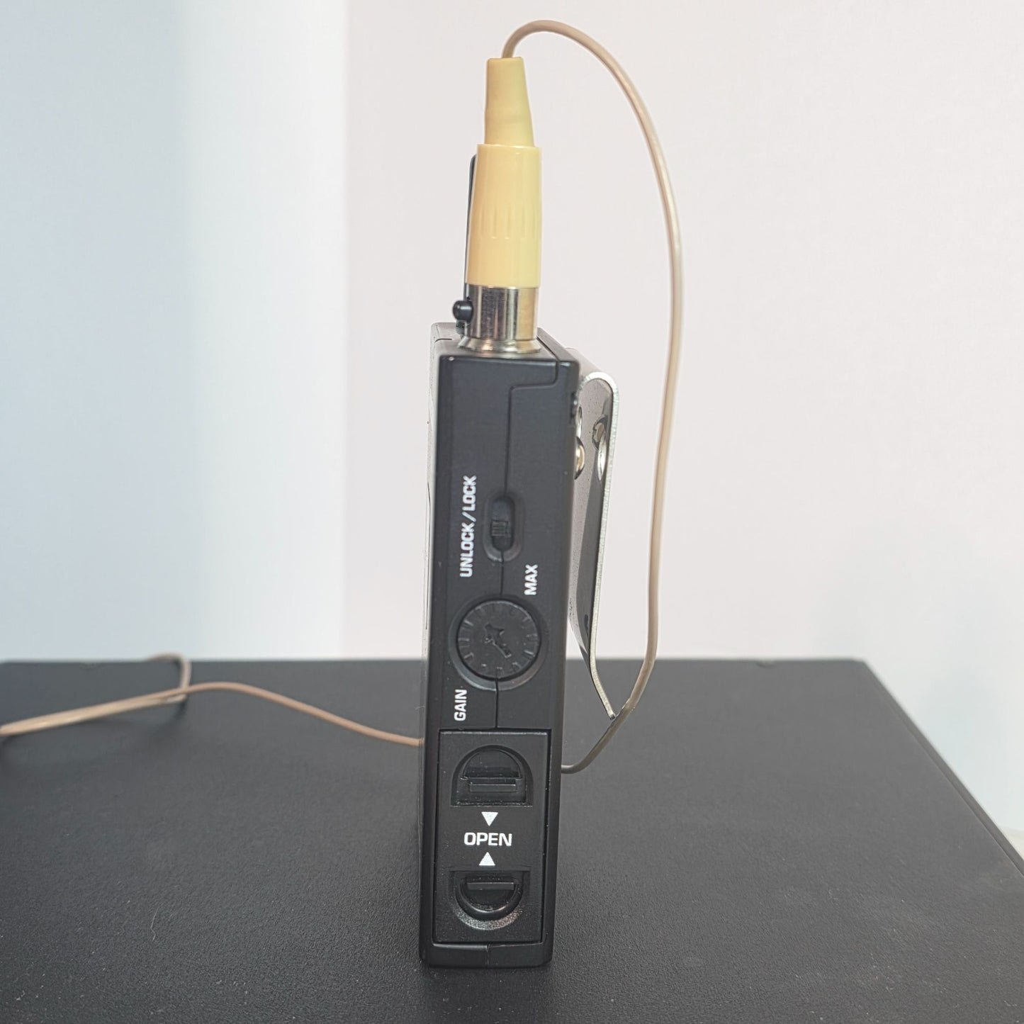 Samson Synth Seven UHF Wireless Earset System With SE10 Microphone & UB7 Beltpack Transmitter For Clear Professional Audio