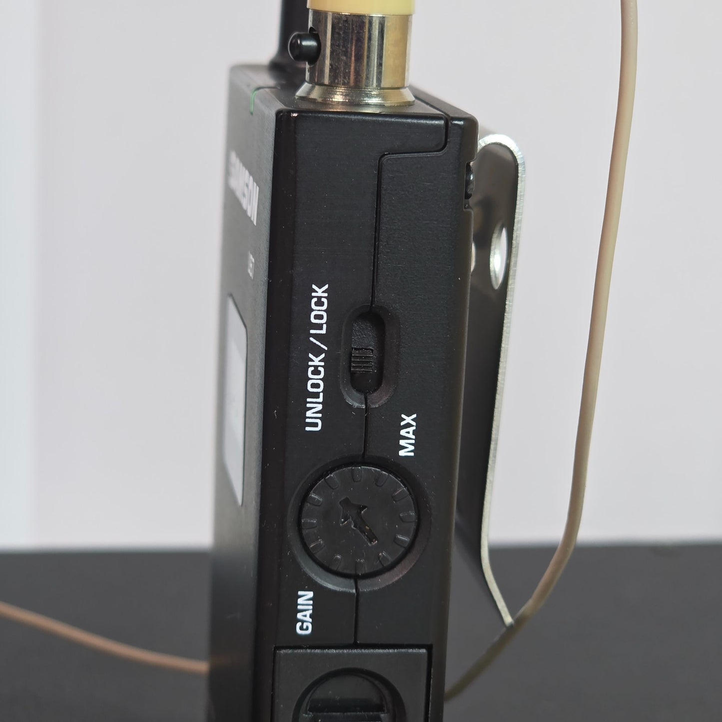 Samson Synth Seven UHF Wireless Earset System With SE10 Microphone & UB7 Beltpack Transmitter For Clear Professional Audio