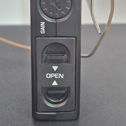 Samson Synth Seven UHF Wireless Earset System With SE10 Microphone & UB7 Beltpack Transmitter For Clear Professional Audio