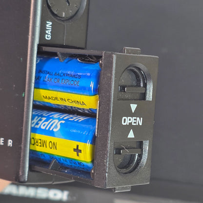 Samson Synth Seven UHF Wireless Earset System With SE10 Microphone & UB7 Beltpack Transmitter For Clear Professional Audio