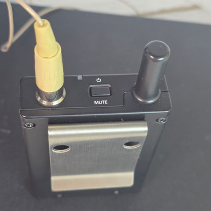 Samson Synth Seven UHF Wireless Earset System With SE10 Microphone & UB7 Beltpack Transmitter For Clear Professional Audio