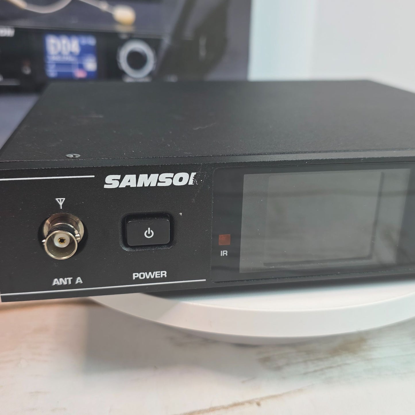 Samson Synth Seven UHF Wireless Earset System With SE10 Microphone & UB7 Beltpack Transmitter For Clear Professional Audio