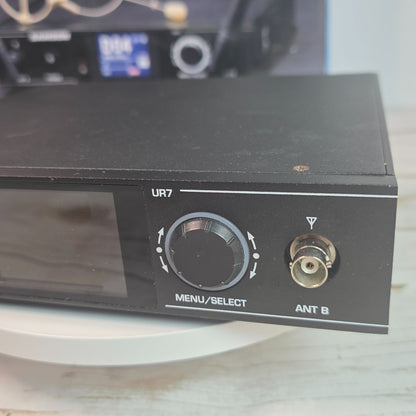 Samson Synth Seven UHF Wireless Earset System With SE10 Microphone & UB7 Beltpack Transmitter For Clear Professional Audio