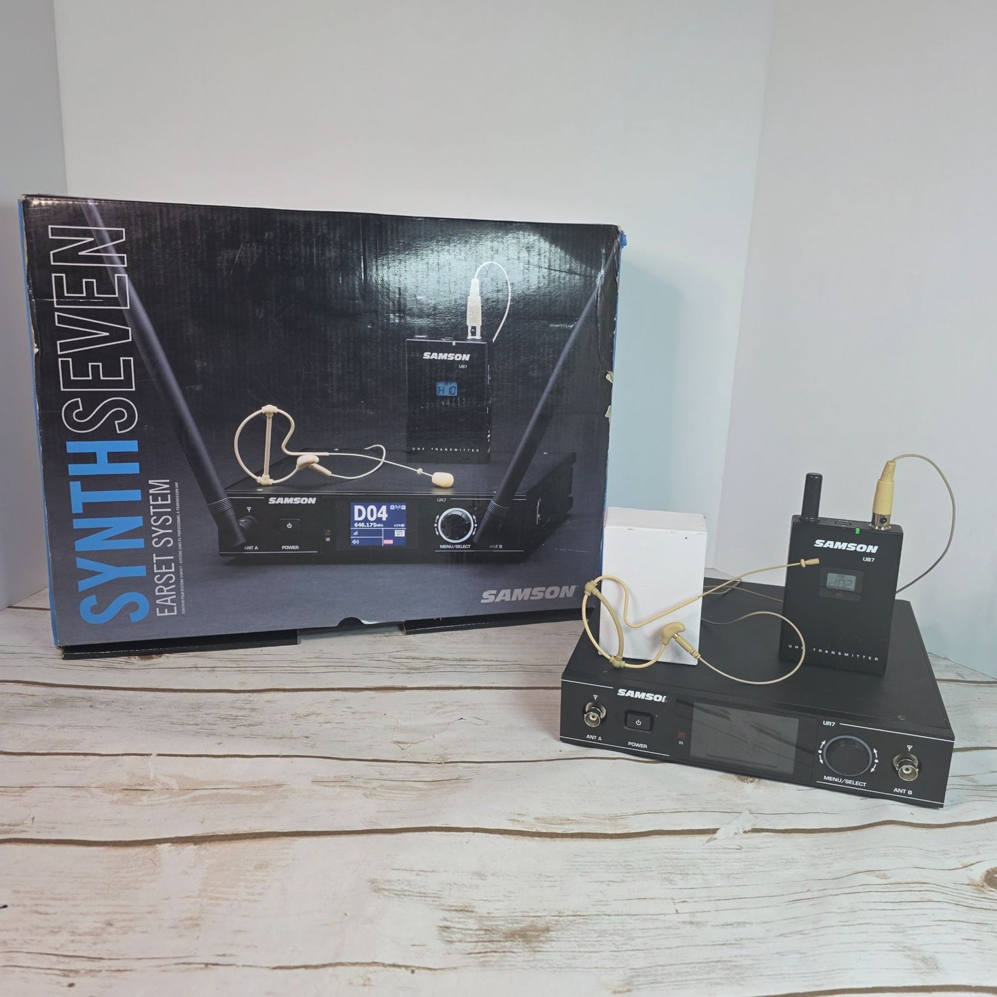 Samson Synth Seven UHF Wireless Earset System With SE10 Microphone & UB7 Beltpack Transmitter For Clear Professional Audio