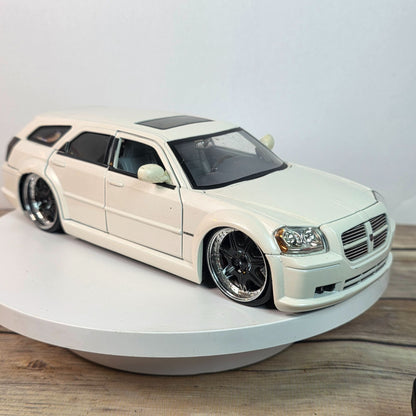 2006 Dodge Magnum Pearl White 1/24 Jada Dub City Kustoms Collectible Model Car