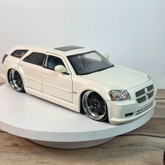 2006 Dodge Magnum Pearl White 1/24 Jada Dub City Kustoms Collectible Model Car