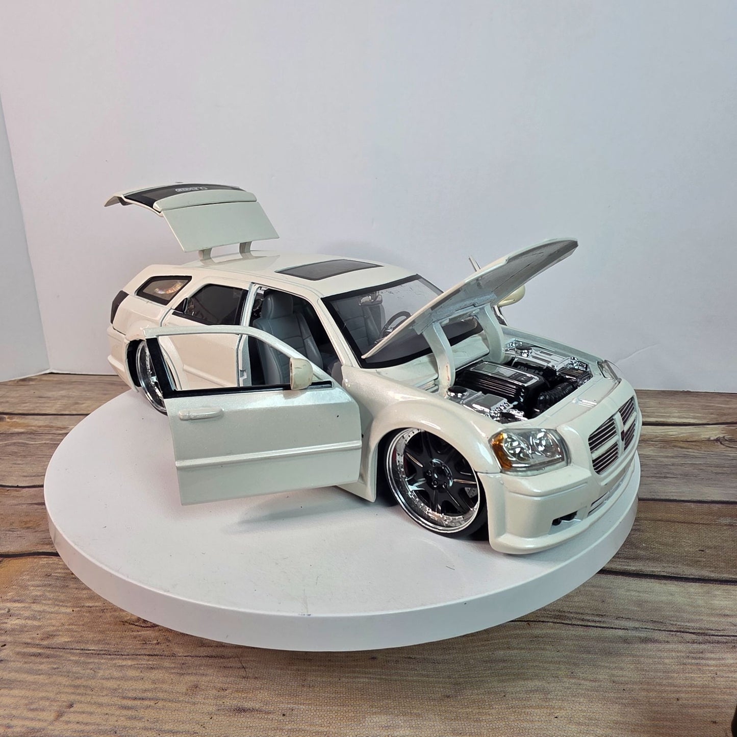2006 Dodge Magnum Pearl White 1/24 Jada Dub City Kustoms Collectible Model Car