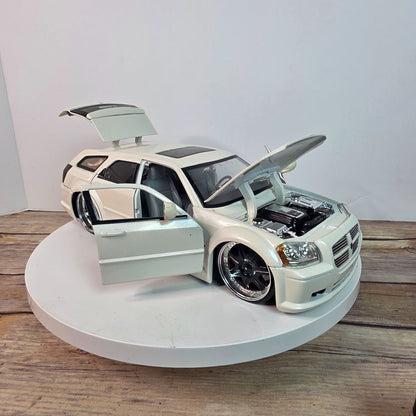 2006 Dodge Magnum Pearl White 1/24 Jada Dub City Kustoms Collectible Model Car