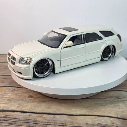 2006 Dodge Magnum Pearl White 1/24 Jada Dub City Kustoms Collectible Model Car