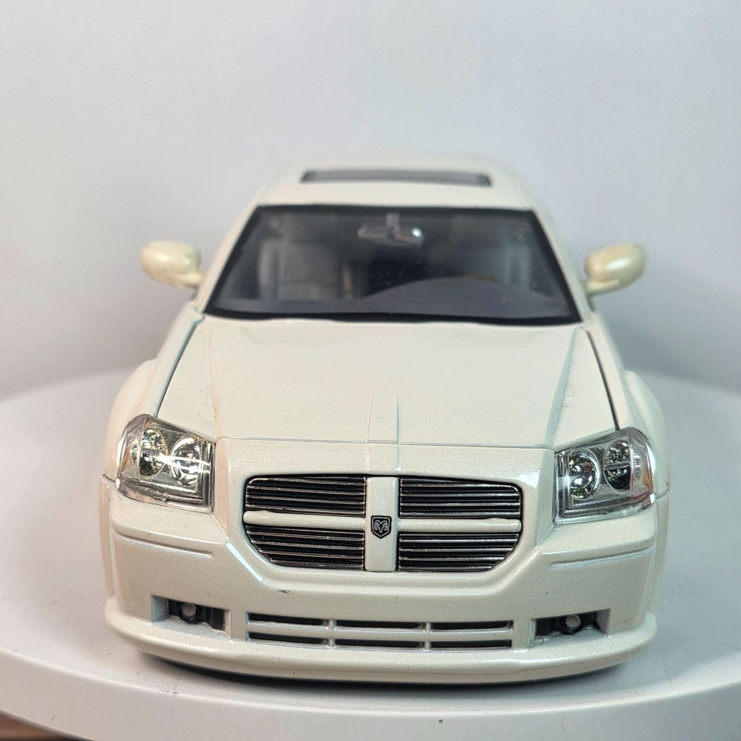 2006 Dodge Magnum Pearl White 1/24 Jada Dub City Kustoms Collectible Model Car