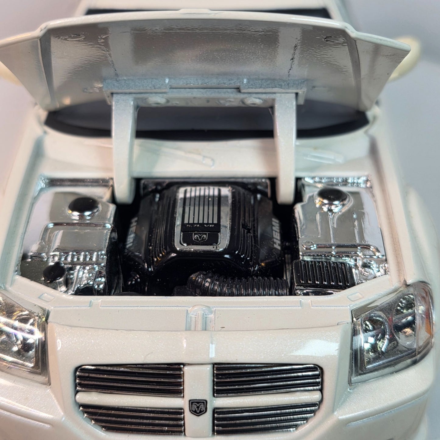 2006 Dodge Magnum Pearl White 1/24 Jada Dub City Kustoms Collectible Model Car