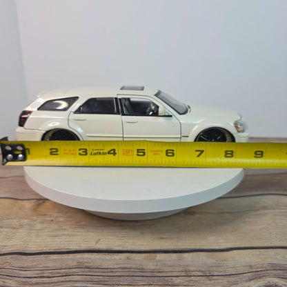 2006 Dodge Magnum Pearl White 1/24 Jada Dub City Kustoms Collectible Model Car