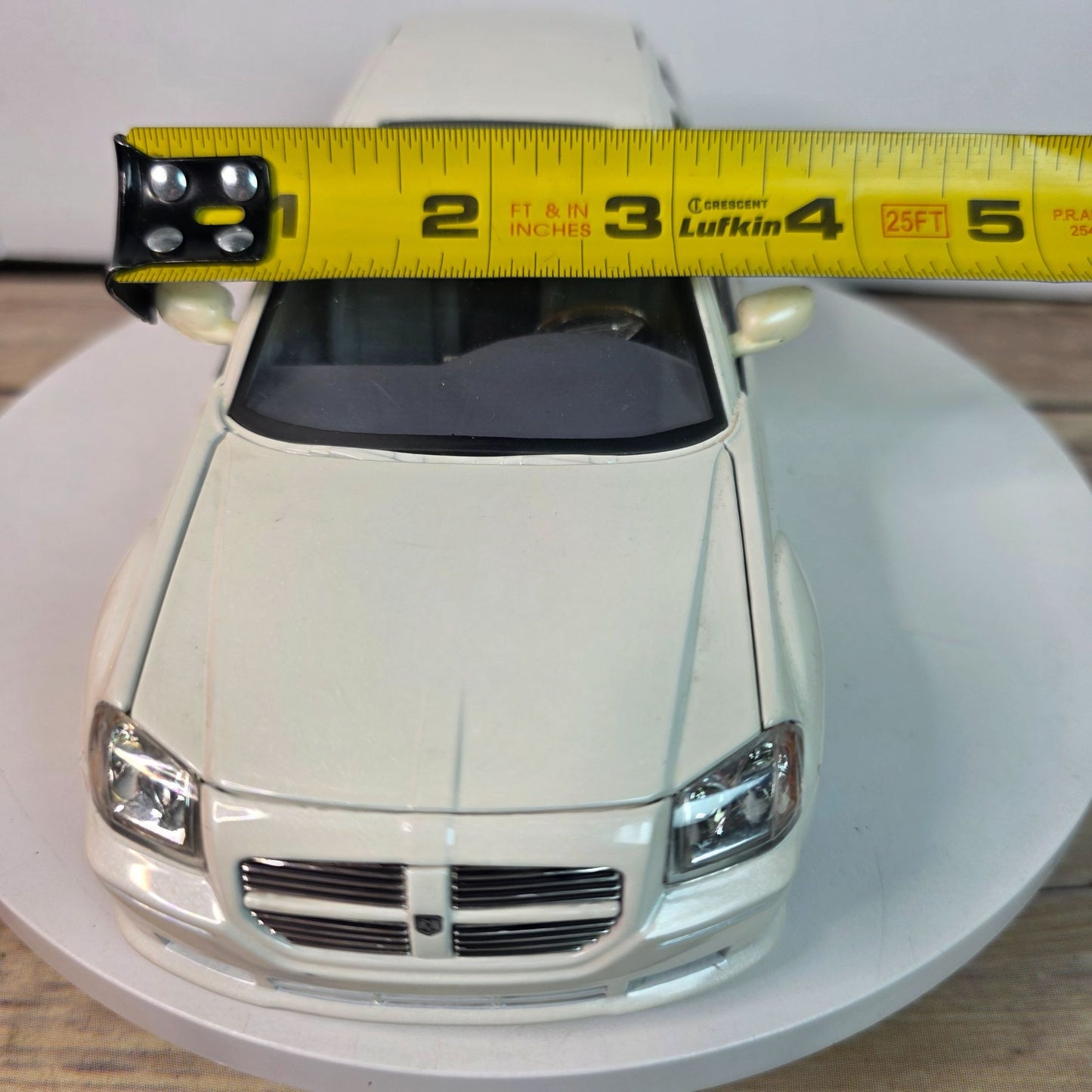 2006 Dodge Magnum Pearl White 1/24 Jada Dub City Kustoms Collectible Model Car