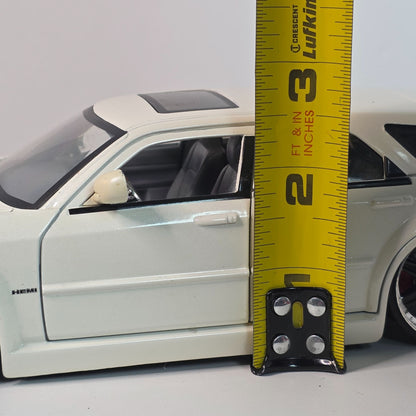 2006 Dodge Magnum Pearl White 1/24 Jada Dub City Kustoms Collectible Model Car