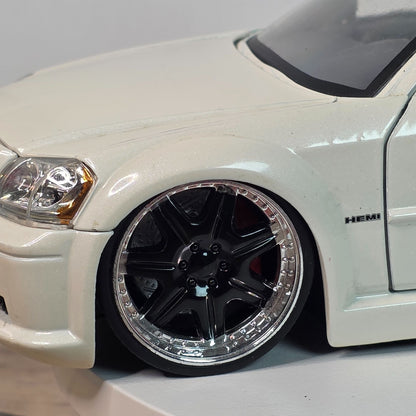 2006 Dodge Magnum Pearl White 1/24 Jada Dub City Kustoms Collectible Model Car