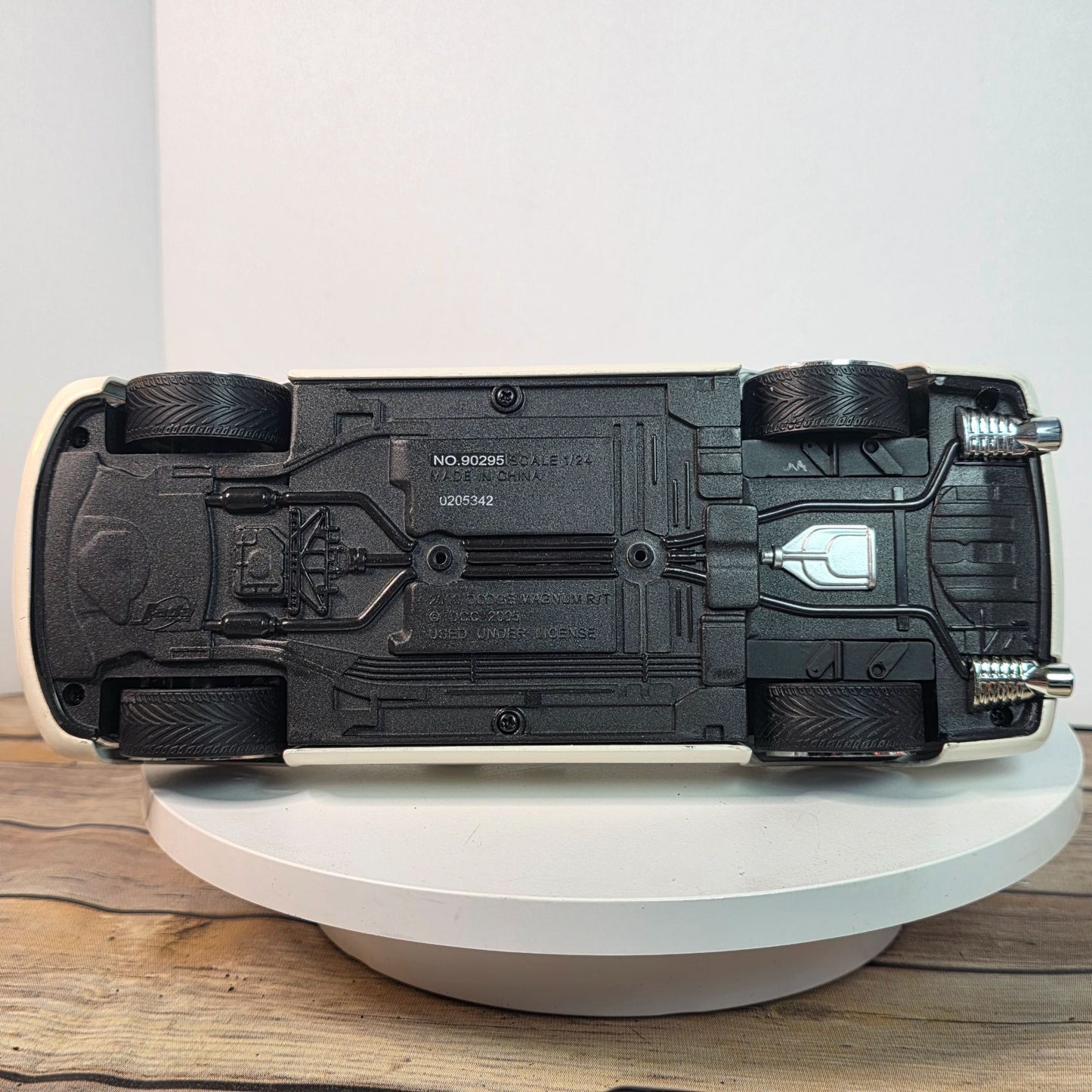 2006 Dodge Magnum Pearl White 1/24 Jada Dub City Kustoms Collectible Model Car