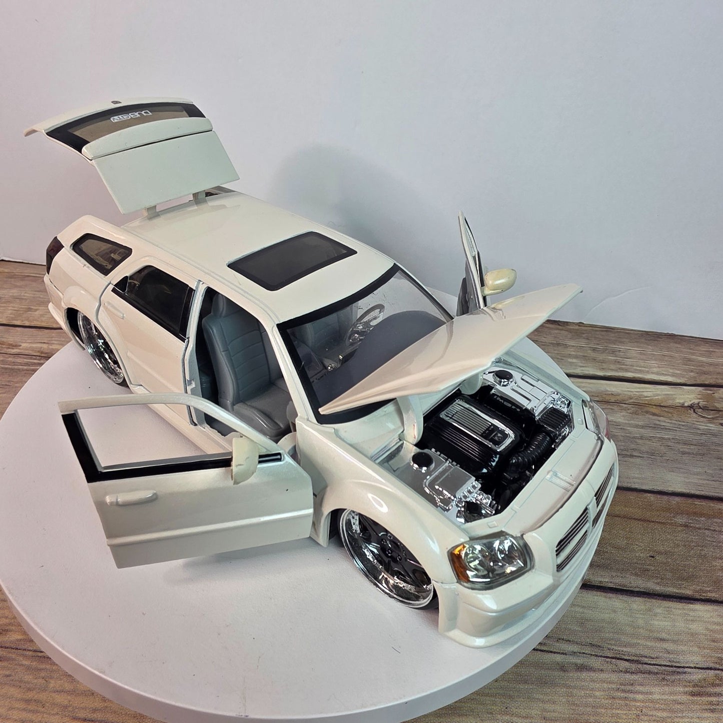 2006 Dodge Magnum Pearl White 1/24 Jada Dub City Kustoms Collectible Model Car