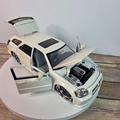 2006 Dodge Magnum Pearl White 1/24 Jada Dub City Kustoms Collectible Model Car