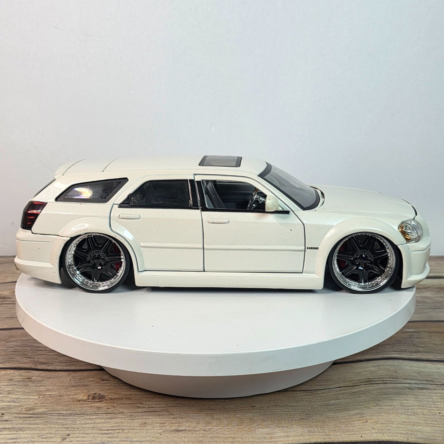 2006 Dodge Magnum Pearl White 1/24 Jada Dub City Kustoms Collectible Model Car