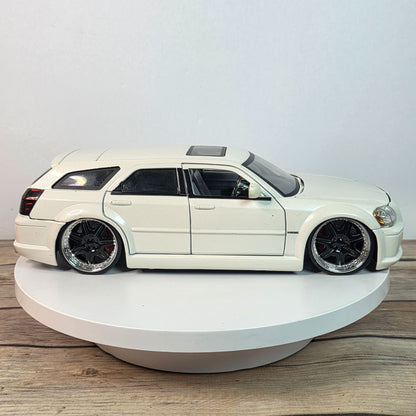 2006 Dodge Magnum Pearl White 1/24 Jada Dub City Kustoms Collectible Model Car