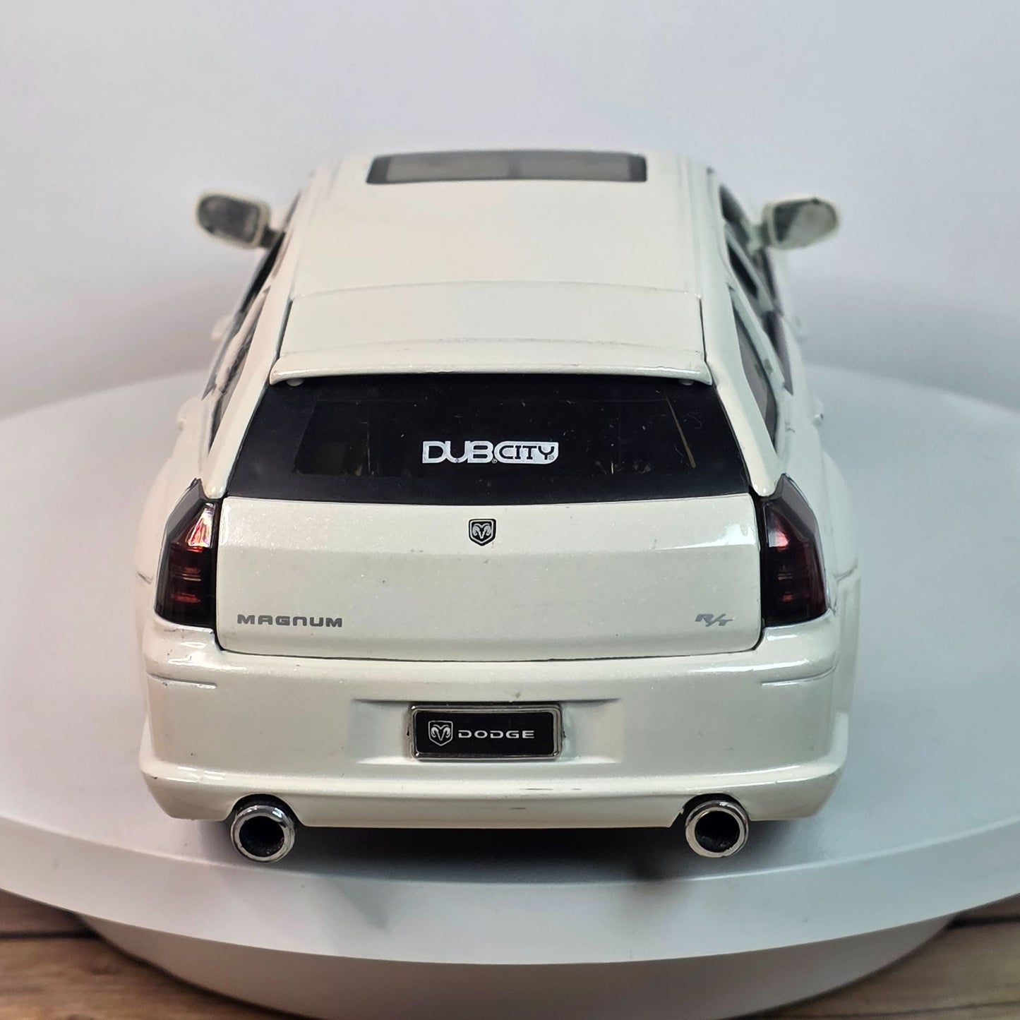 2006 Dodge Magnum Pearl White 1/24 Jada Dub City Kustoms Collectible Model Car