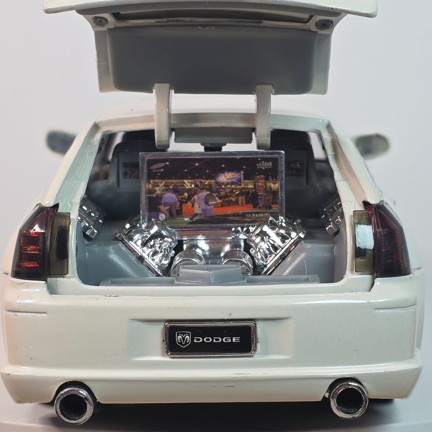 2006 Dodge Magnum Pearl White 1/24 Jada Dub City Kustoms Collectible Model Car