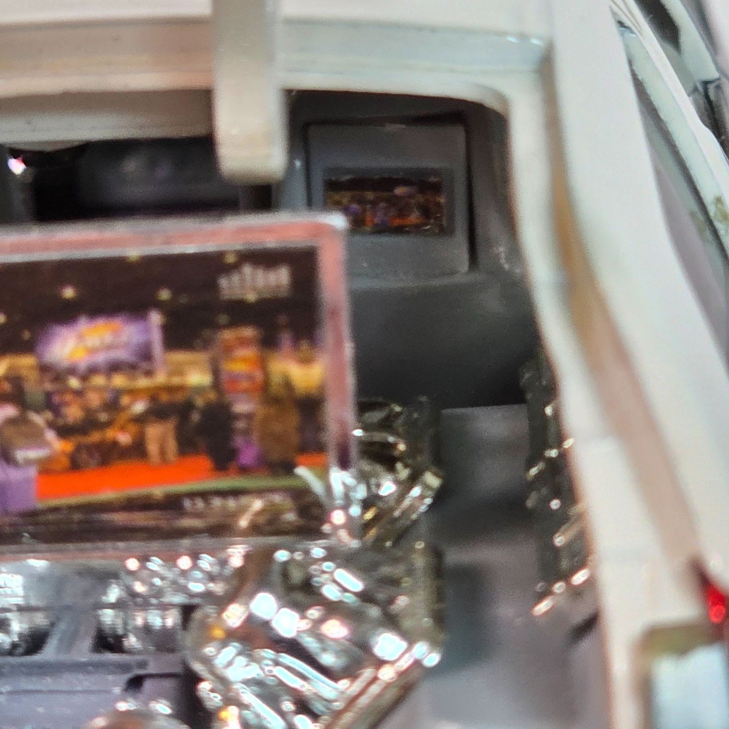 2006 Dodge Magnum Pearl White 1/24 Jada Dub City Kustoms Collectible Model Car