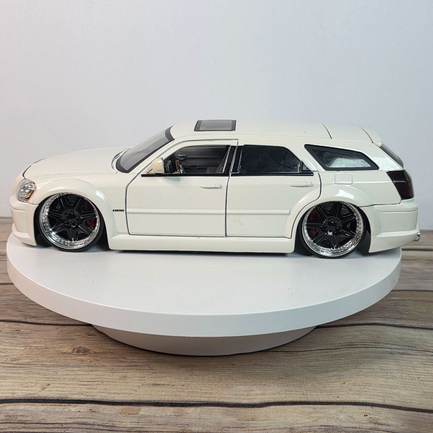 2006 Dodge Magnum Pearl White 1/24 Jada Dub City Kustoms Collectible Model Car