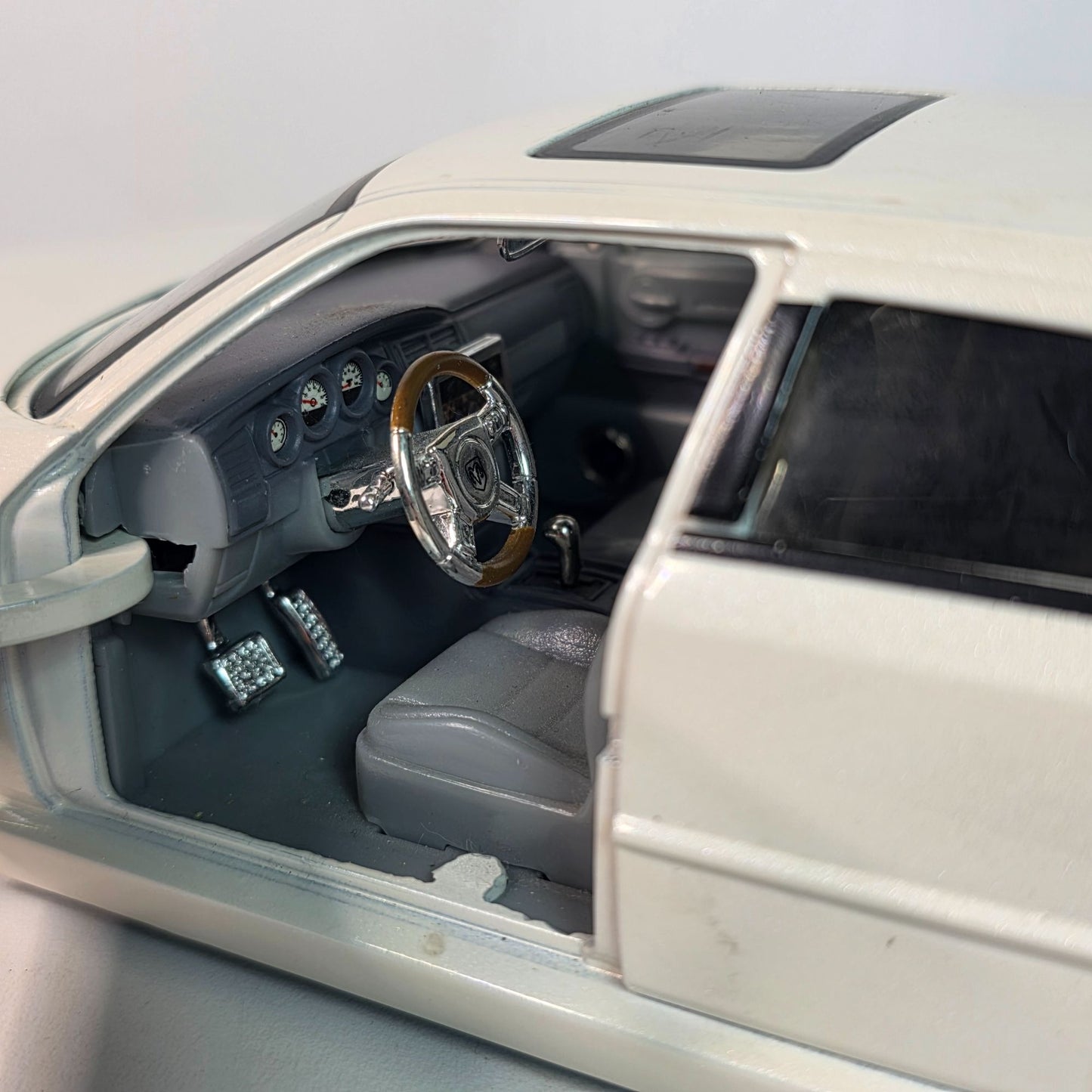 2006 Dodge Magnum Pearl White 1/24 Jada Dub City Kustoms Collectible Model Car