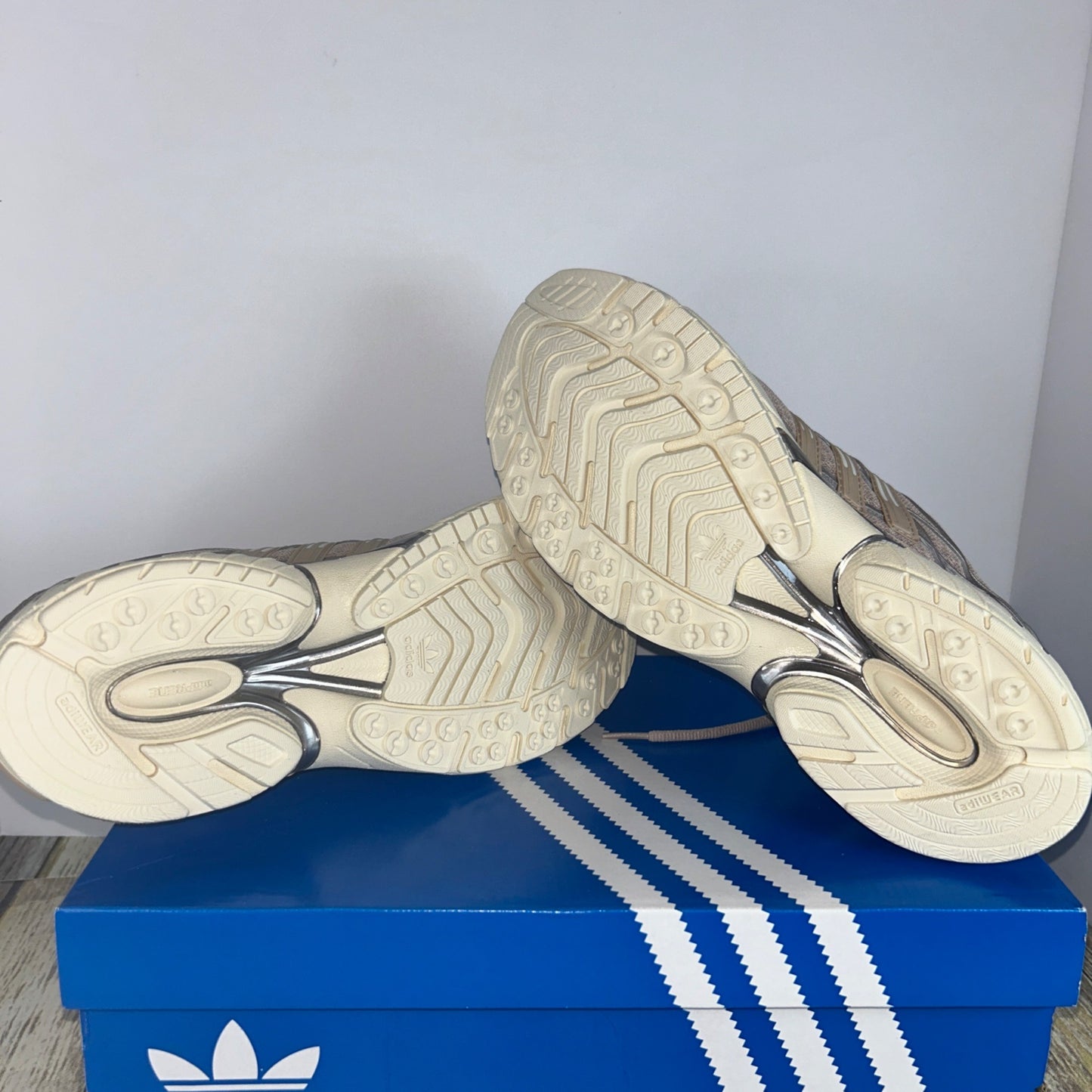 Adidas Womens Adistar Cushion Lace Up Sneakers - Beige & Brown - Size 8