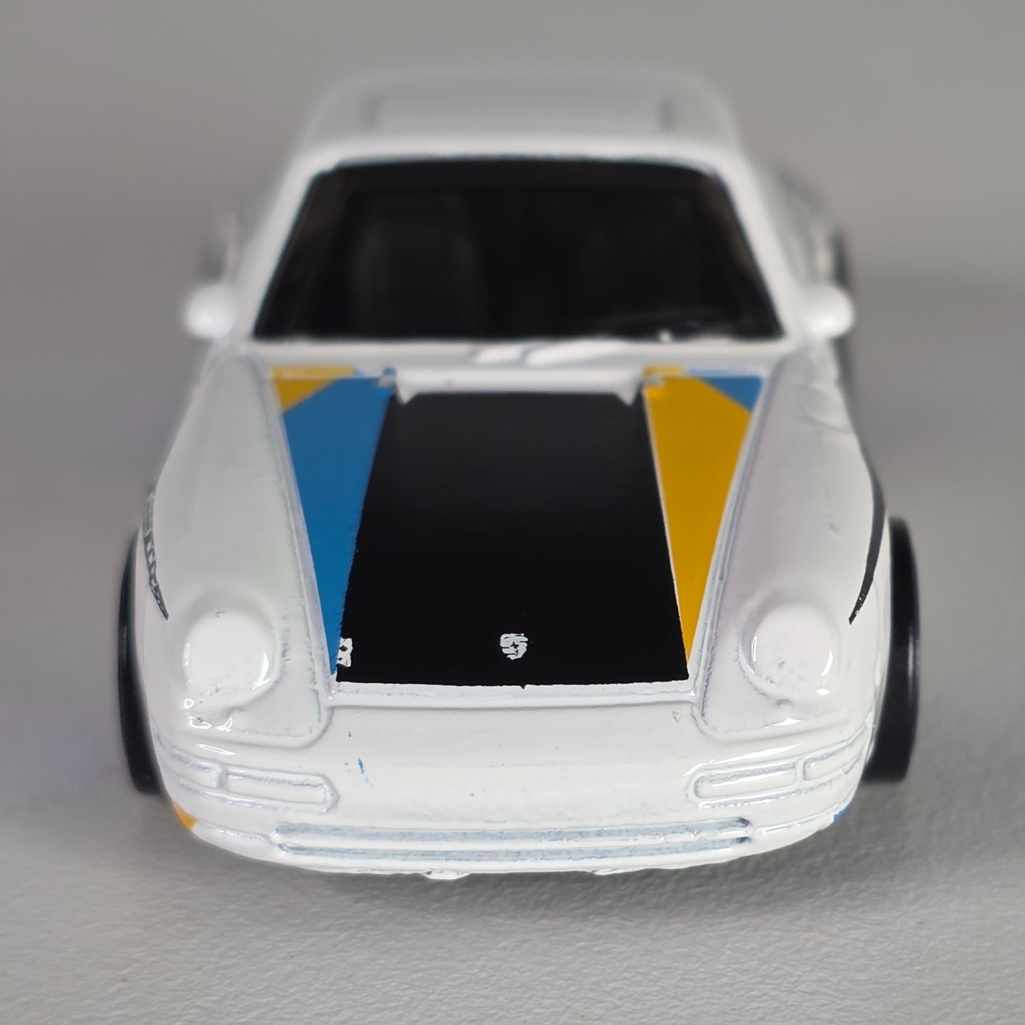 Hot Wheels 96 Porsche Carrera Die-Cast Car Model 1:64 Scale White/Blue/Yellow With Blue Rims Toy