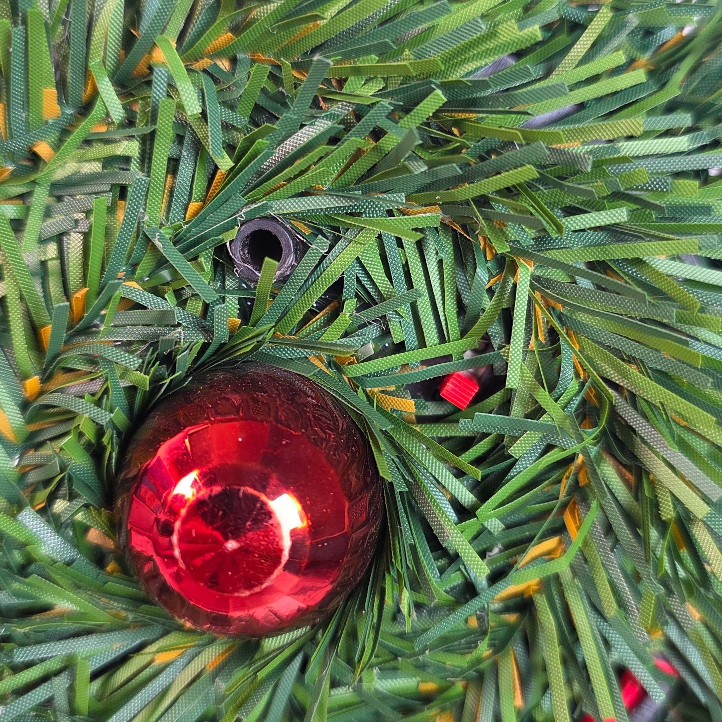 Avon Merry Kissmas Musical Christmas Bell Wreath Ornament