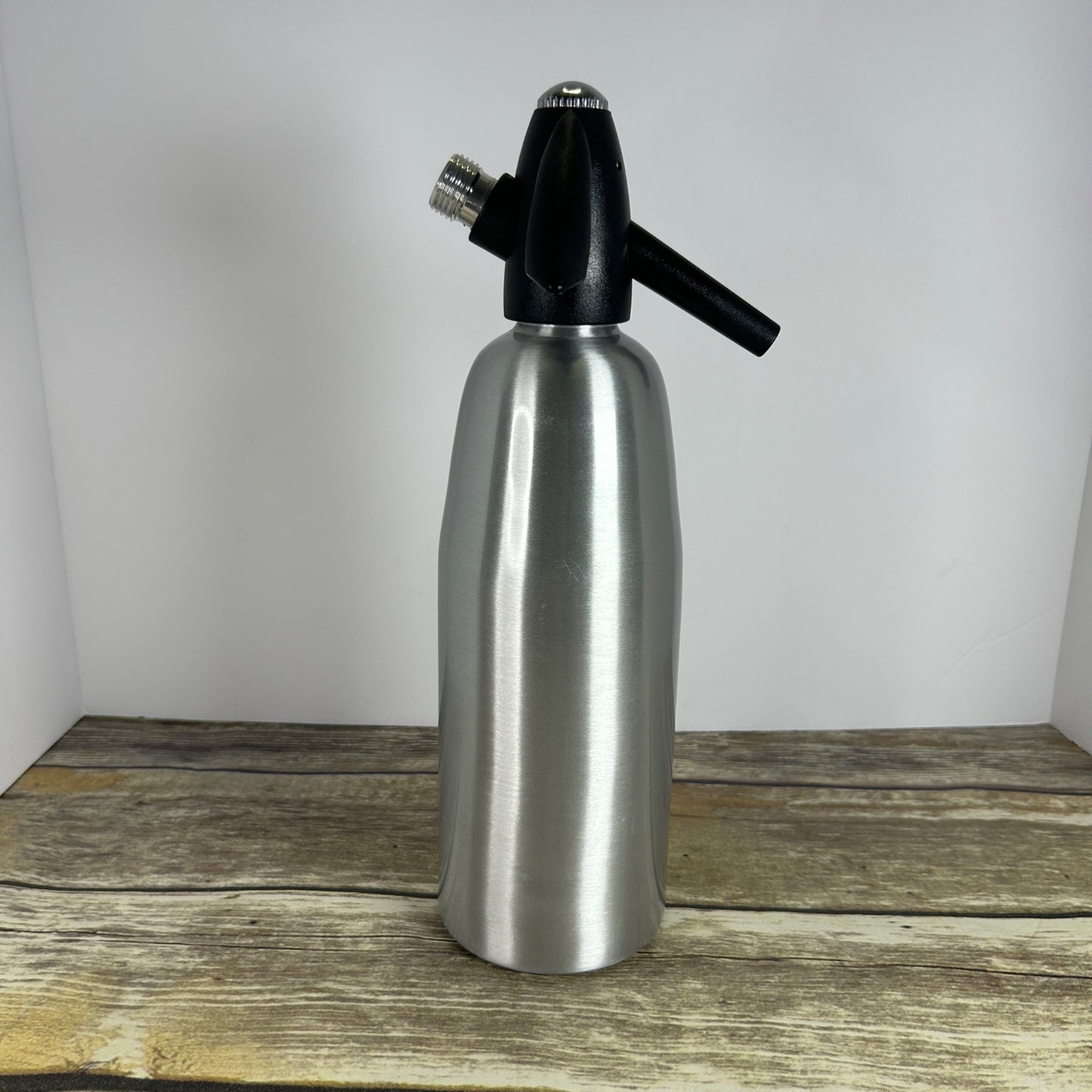Vintage Aluminum Soda Siphon Bottle 1L Capacity Sleek Retro Design Black Plastic Head